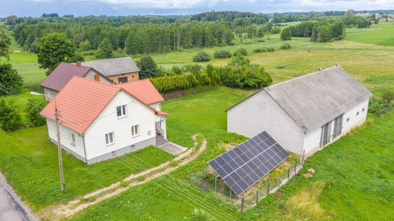 Siedlisko 0,5ha, dom 90m2, b.gospodarczy blisko jezior.