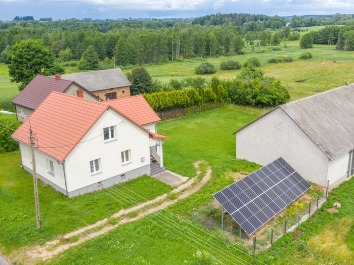 Siedlisko 0,5ha, dom 90m2, b.gospodarczy blisko jezior.