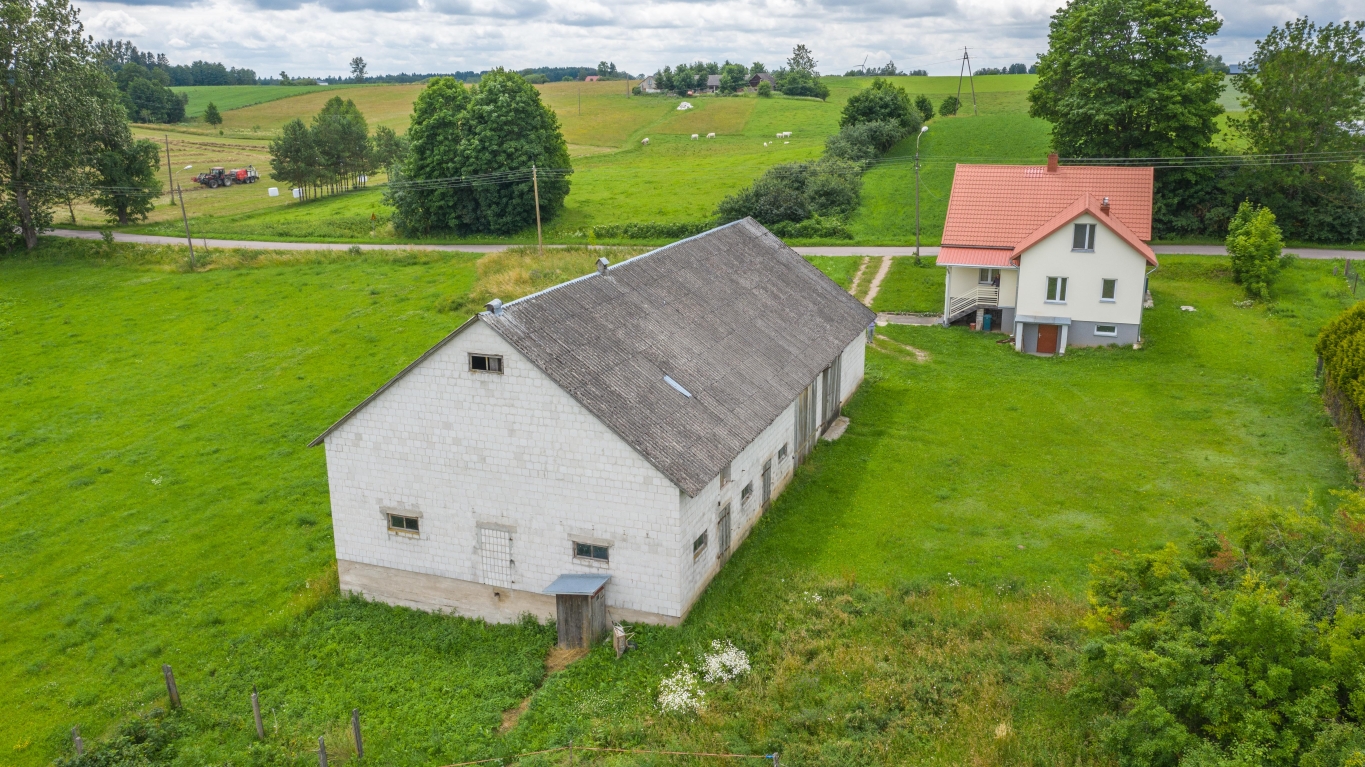 Siedlisko 0,5ha, dom 90m2, b.gospodarczy blisko jezior.