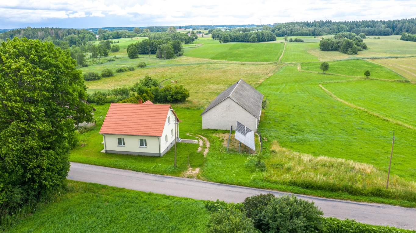 Siedlisko 0,5ha, dom 90m2, b.gospodarczy blisko jezior.