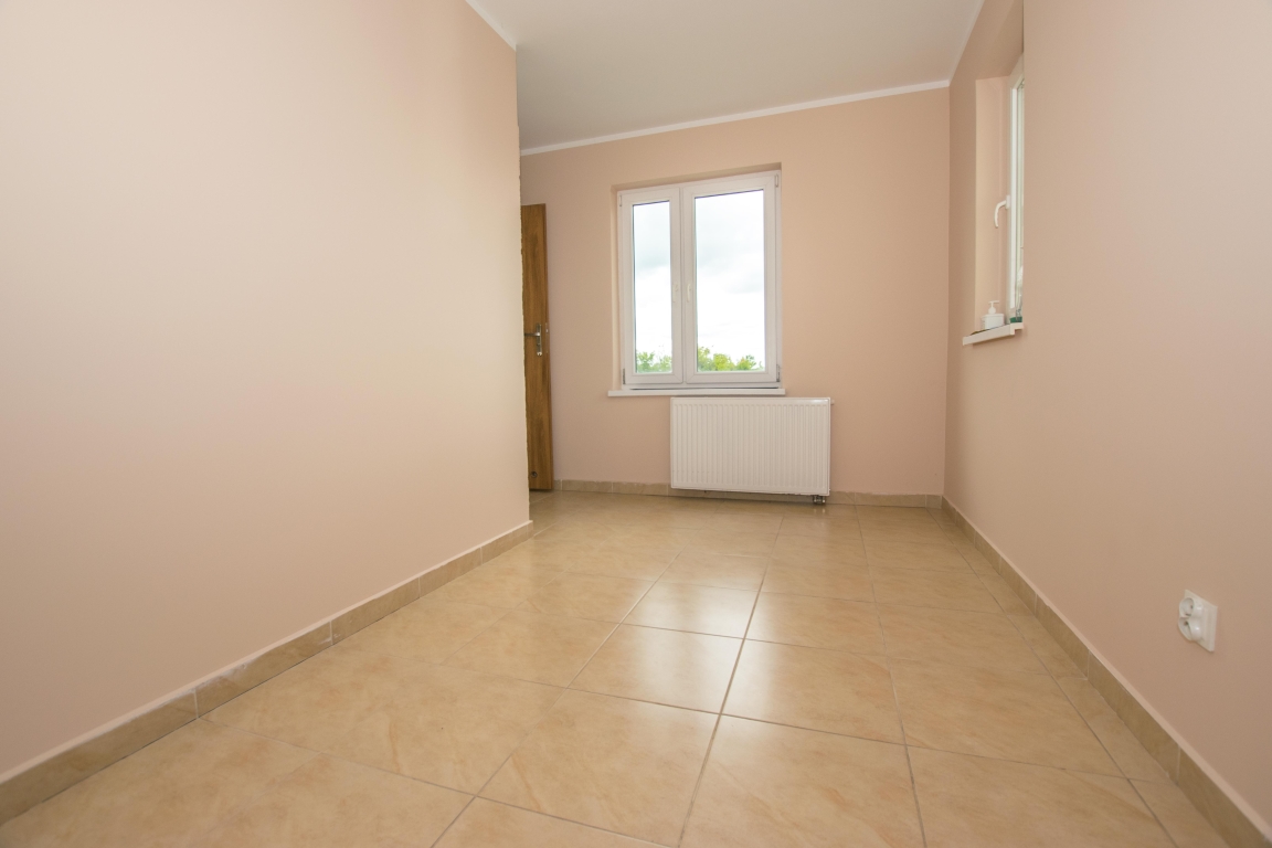 Siedlisko 0,5ha, dom 90m2, b.gospodarczy blisko jezior.