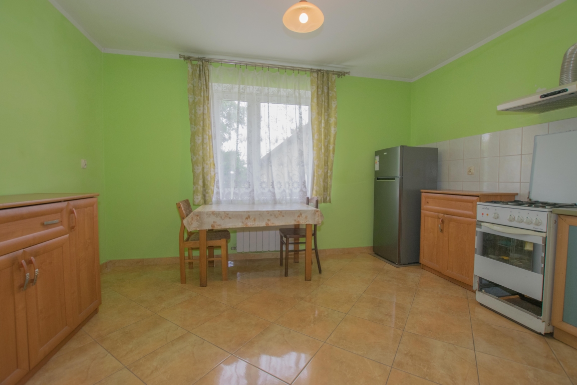 Siedlisko 0,5ha, dom 90m2, b.gospodarczy blisko jezior.