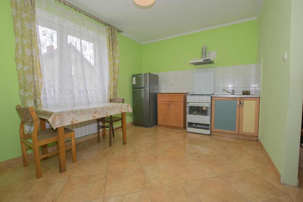 Siedlisko 0,5ha, dom 90m2, b.gospodarczy blisko jezior.