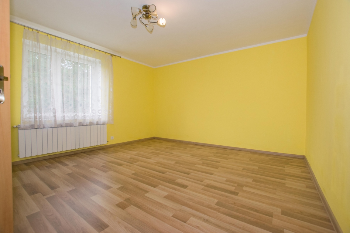 Siedlisko 0,5ha, dom 90m2, b.gospodarczy blisko jezior.