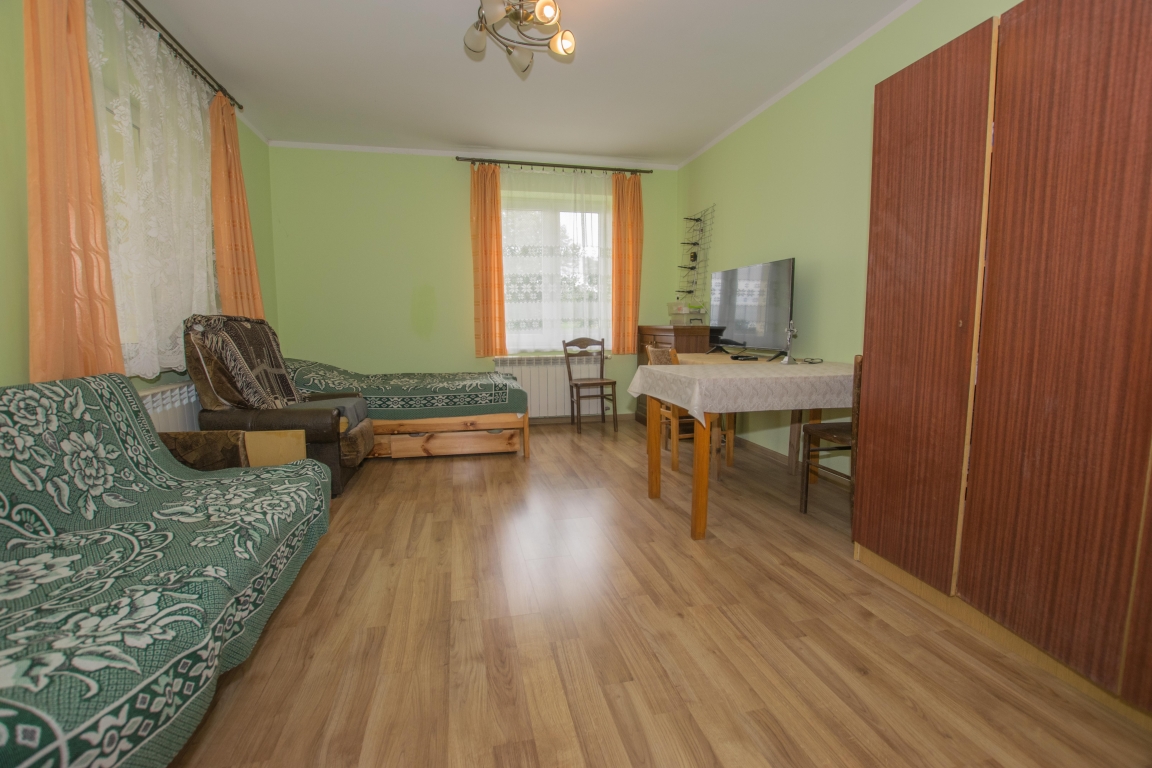 Siedlisko 0,5ha, dom 90m2, b.gospodarczy blisko jezior.