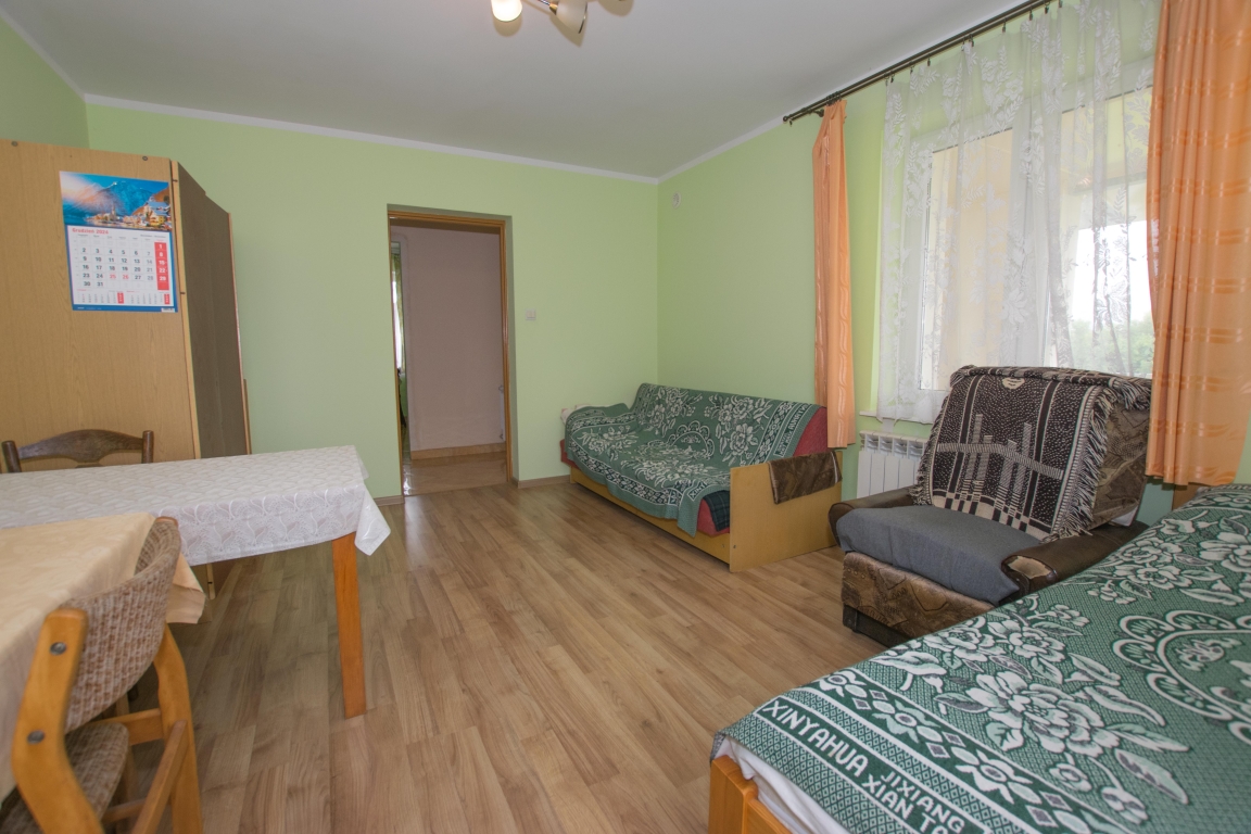 Siedlisko 0,5ha, dom 90m2, b.gospodarczy blisko jezior.