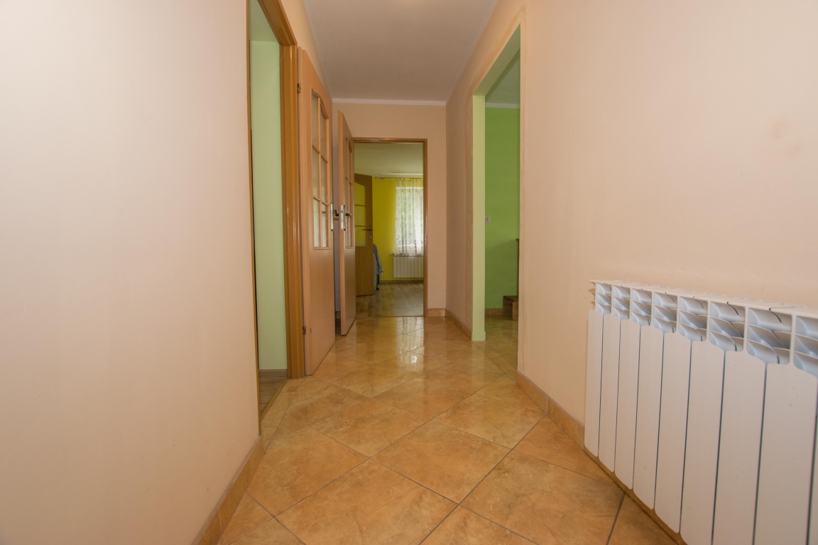 Siedlisko 0,5ha, dom 90m2, b.gospodarczy blisko jezior.
