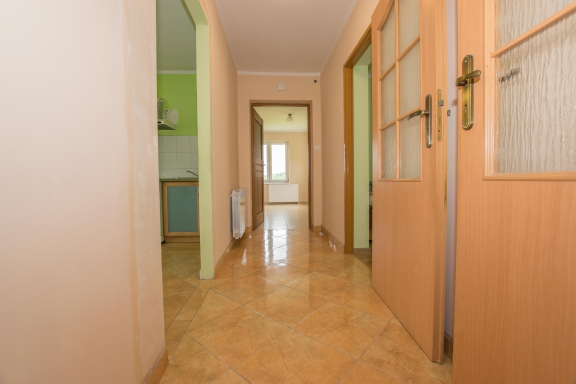 Siedlisko 0,5ha, dom 90m2, b.gospodarczy blisko jezior.