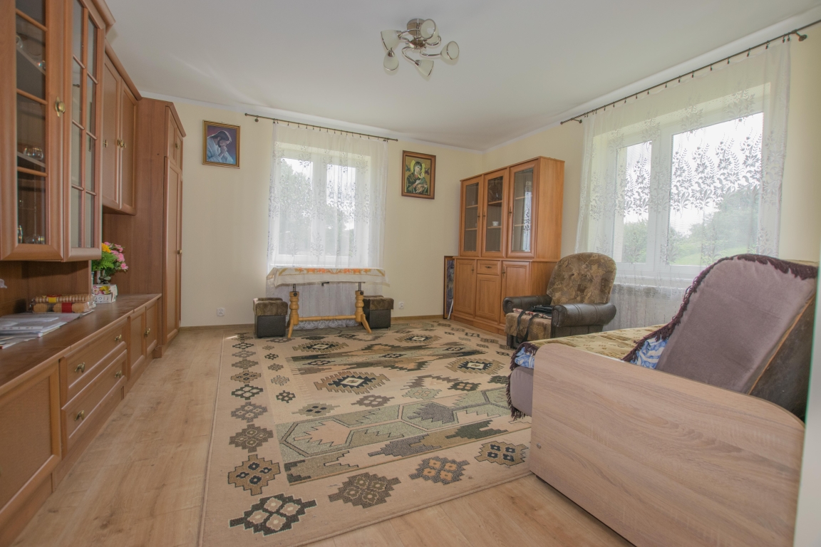 Siedlisko 0,5ha, dom 90m2, b.gospodarczy blisko jezior.