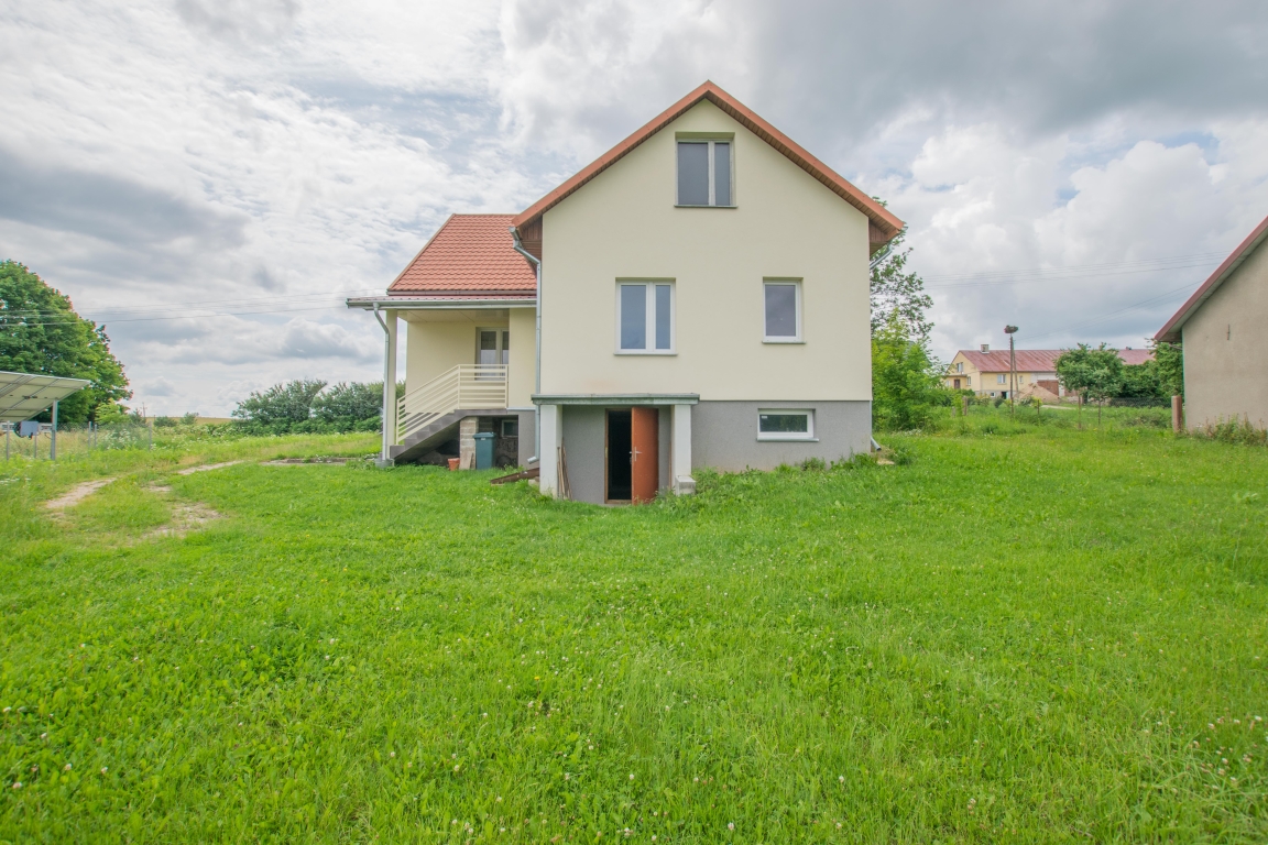 Siedlisko 0,5ha, dom 90m2, b.gospodarczy blisko jezior.