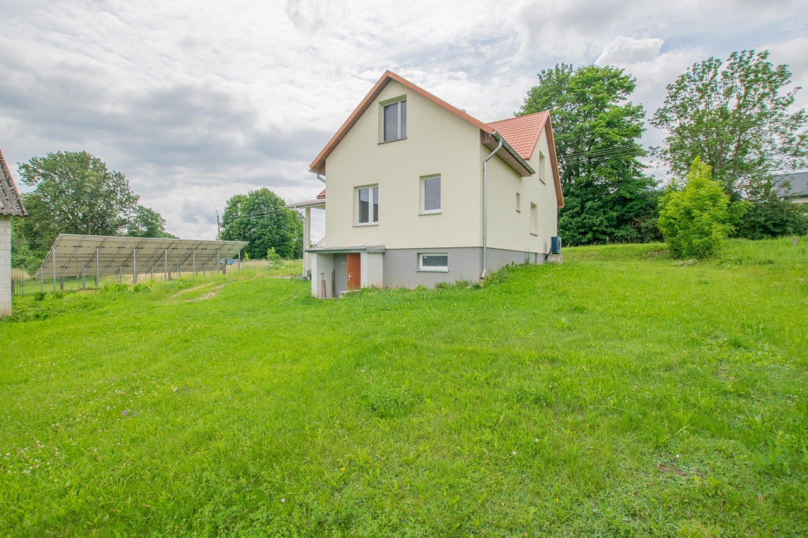 Siedlisko 0,5ha, dom 90m2, b.gospodarczy blisko jezior.