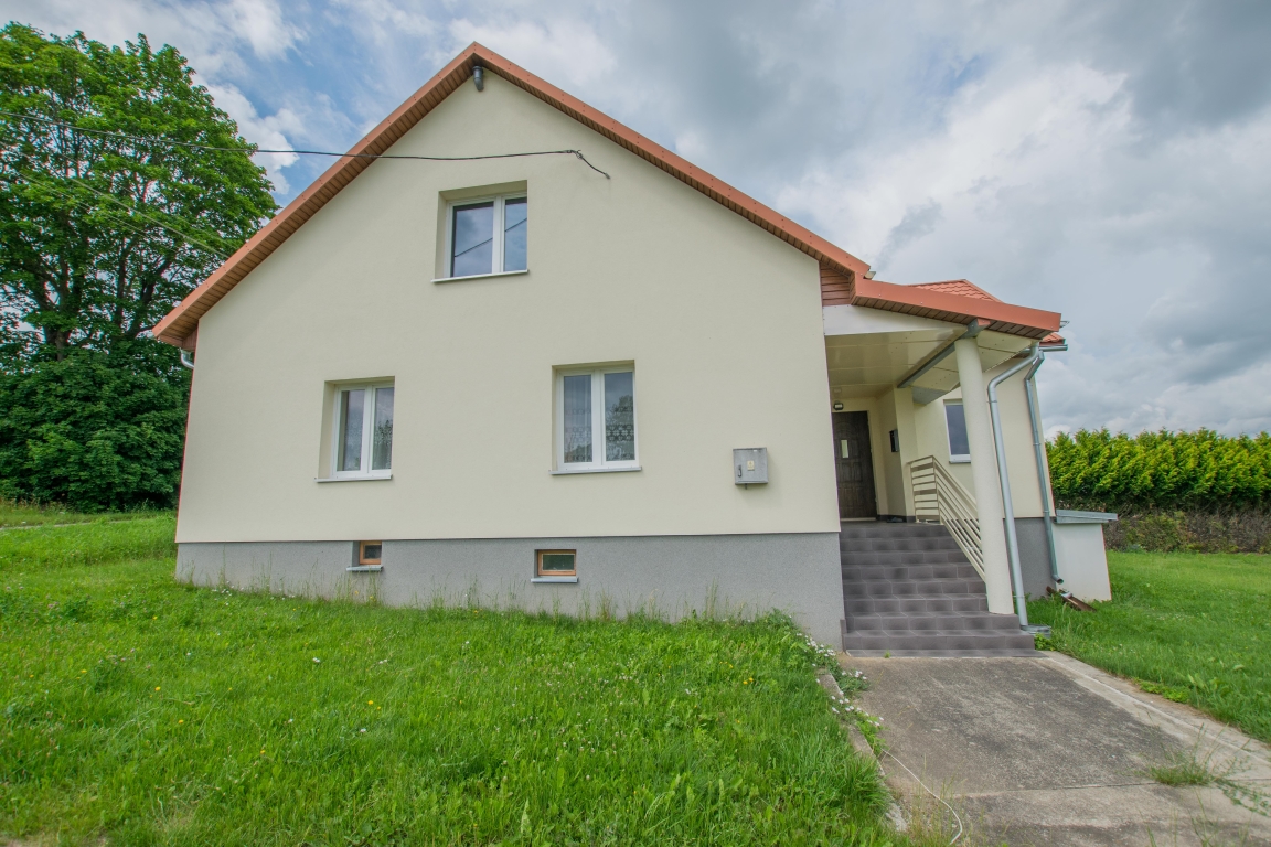 Siedlisko 0,5ha, dom 90m2, b.gospodarczy blisko jezior.